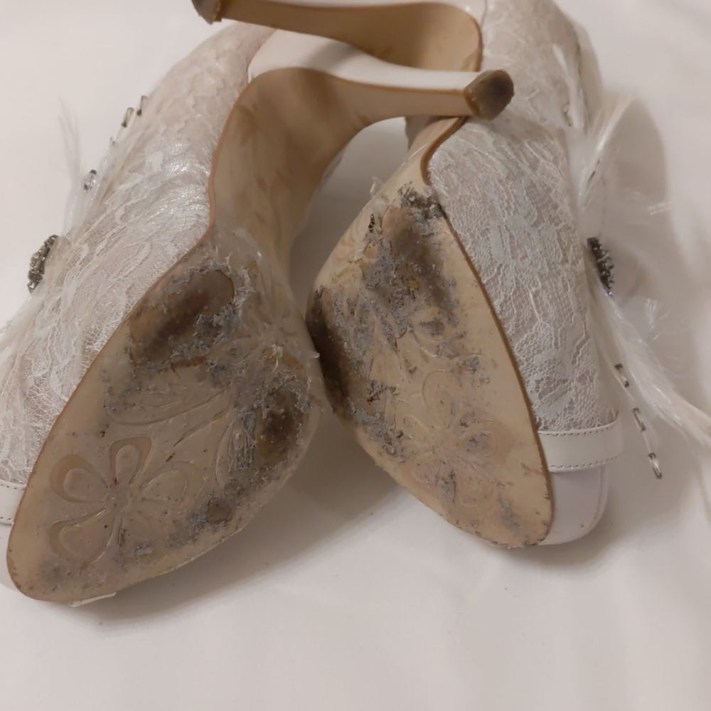 Withe high heels - Picture 5 of 5